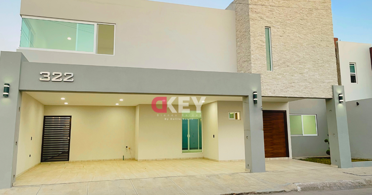 Casa de Lujo en Venta – Cumbres Residencial -propiedad en esquina-